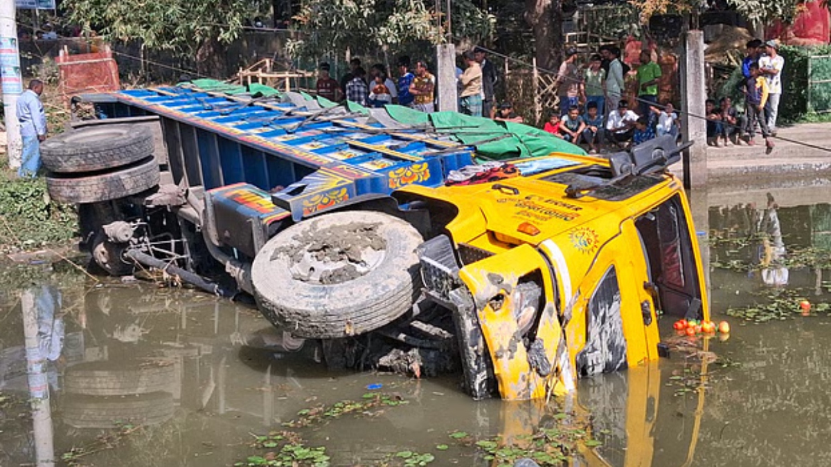 মিরসরাইয়ে থেমে থাকা সিএনজিতে ট্রাকের ধাক্কা, নিহত ২