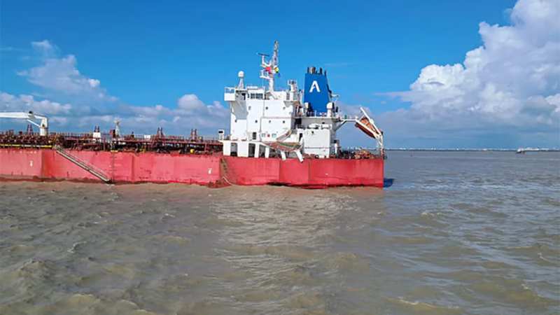 চট্টগ্রাম বন্দরের জলসীমায় ২ জাহাজের সংঘর্ষ