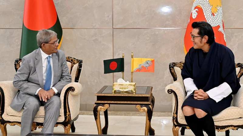 ঢাকায় ভুটানের রাজার যাত্রাবিরতি, রাষ্ট্রপতি ও প্রধানমন্ত্রীকে সফরের আমন্ত্রণ