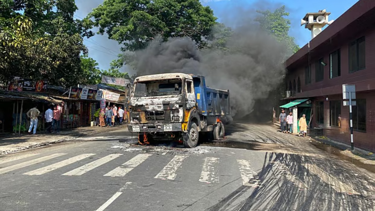 রাজশাহীতে সড়ক দুর্ঘটনায় দোকানি নিহত, ২ ট্রাকে বিক্ষুব্ধ জনতার আগুন