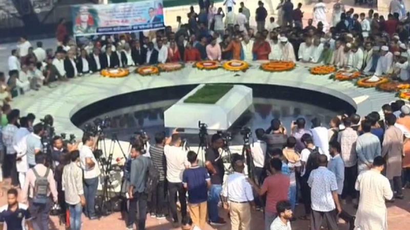 জিয়াউর রহমানের সমাধিতে জনতার ঢল