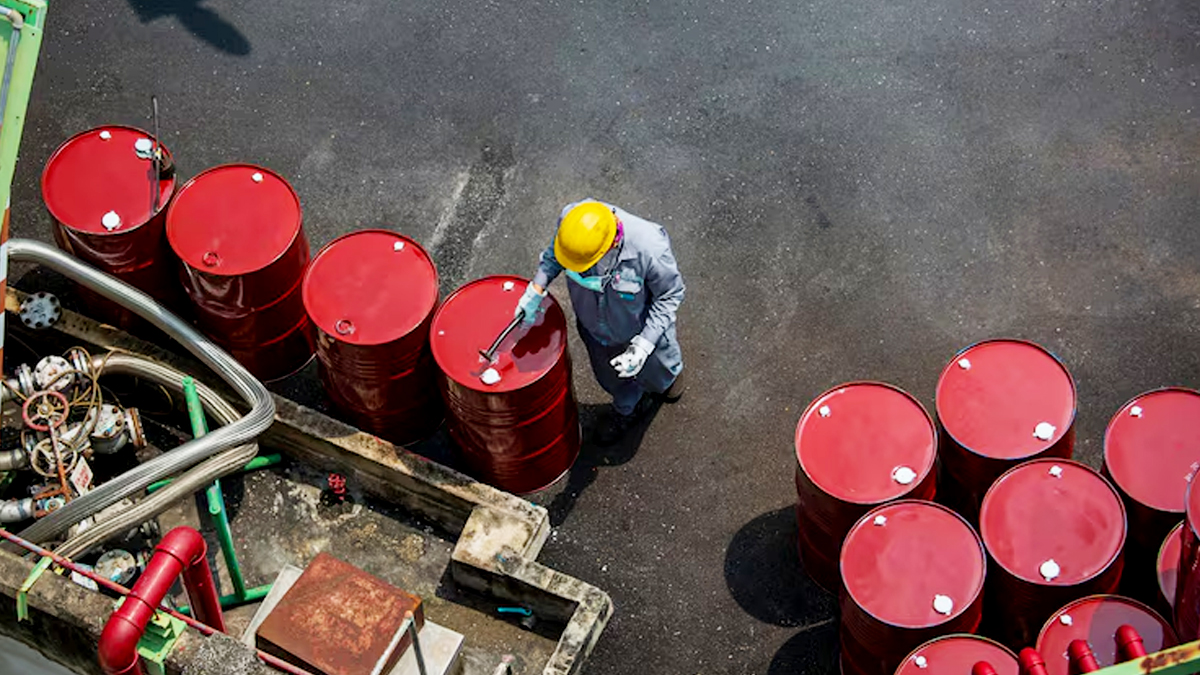 ‘রিজার্ভ’ থেকে ৪০ কোটি ব্যারেল তেল ছাড়ছে ৩২ দেশ, সংকট কাটবে?