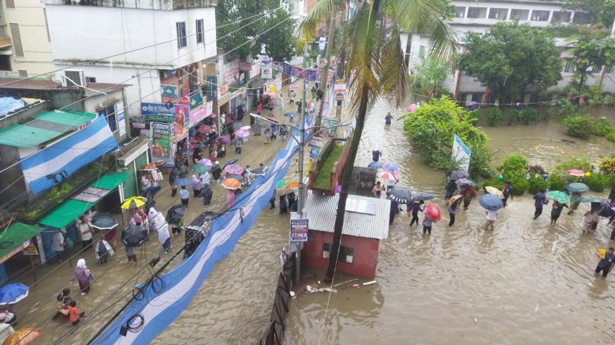 রাতভর বৃষ্টিতে ডুবল কুমিল্লা, দুর্ভোগে বাসিন্দারা