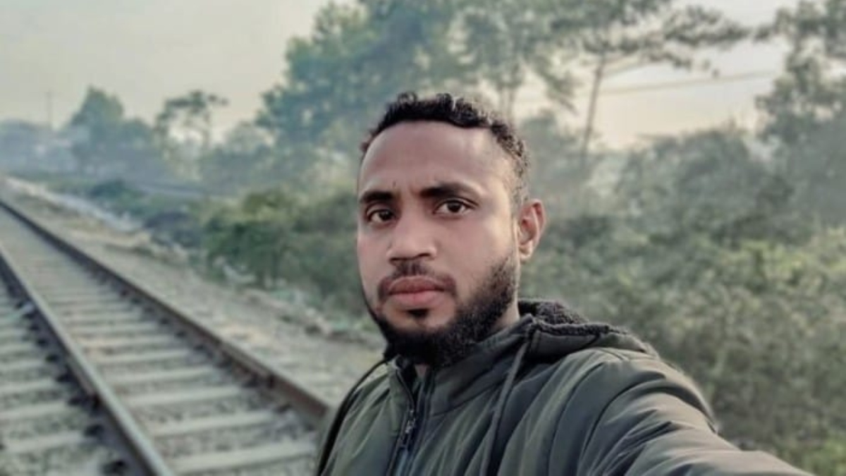 কুমিল্লায় সেলফি তুলতে গিয়ে ট্রেনে কাটা পড়ে যুবকের মৃত্যু