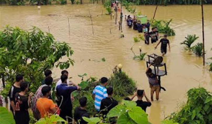 পাহাড়ি ঢলে ডুবছে কুমিল্লা, ঘরবাড়ি ছাড়ছেন মানুষ