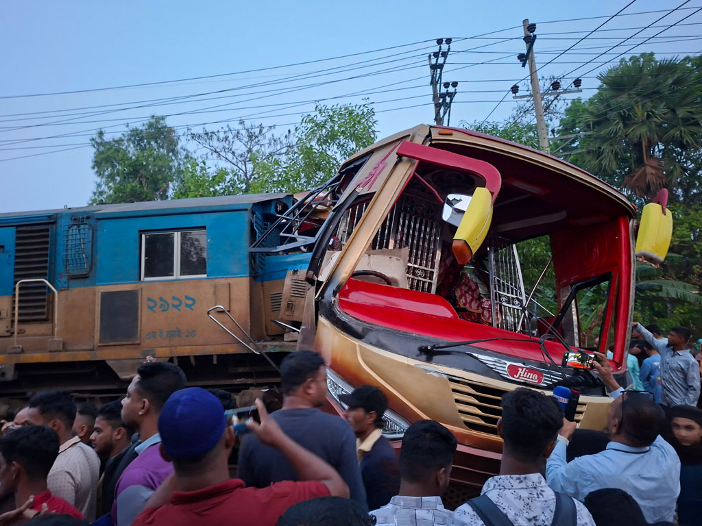 কুমিল্লায় বাস-ট্রেন সংঘর্ষ: দুই গেটম্যানের অবহেলায় ১২ জনের মৃত্যু
