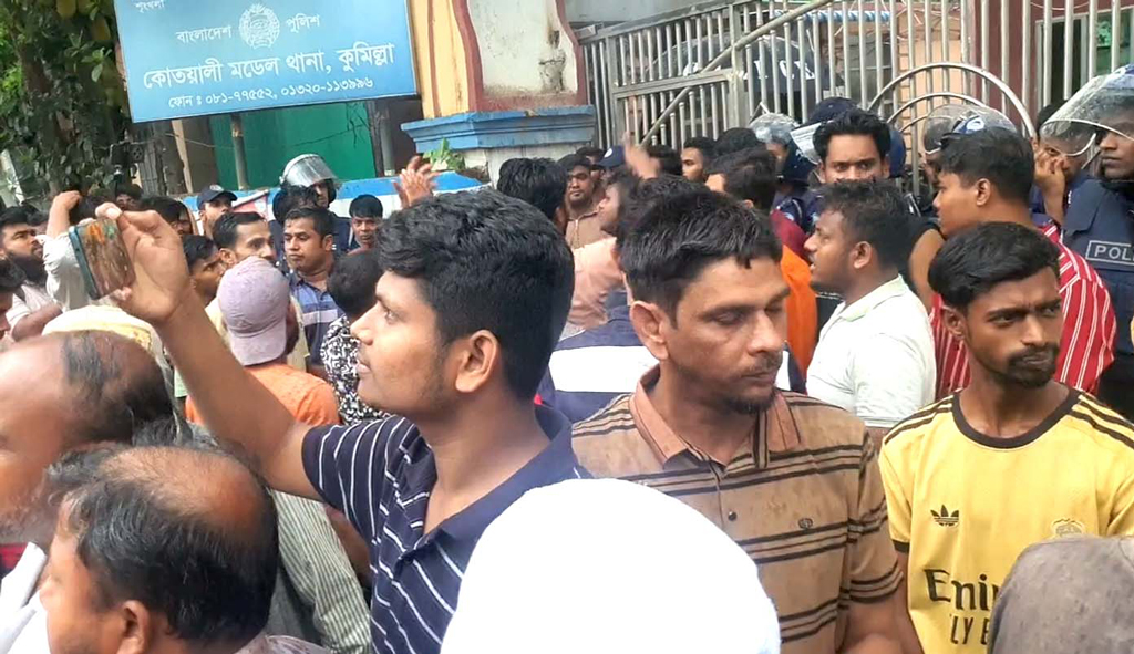বিএনপি নেতাকে আটকের প্রতিবাদে কুমিল্লায় থানা ঘেরাও, সড়ক অবরোধ