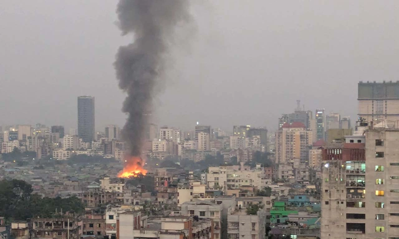 কড়াইল বস্তিতে আগুন, নিয়ন্ত্রণে ছুটছে ফায়ার সার্ভিসের ১১ ইউনিট