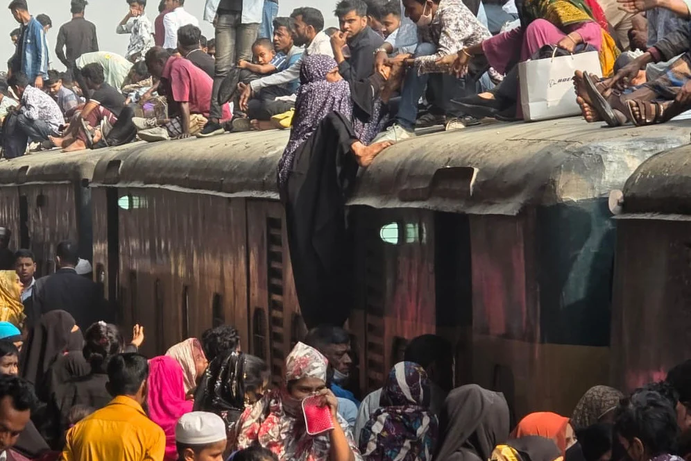 ভোটের ছুটিতে ঘরমুখো মানুষের উপচে পড়া ভিড়