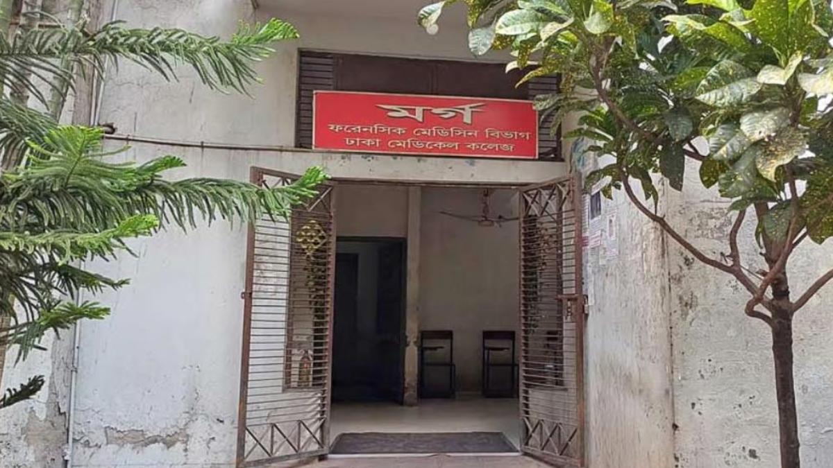 মহাখালীতে বাস উল্টে চালকের সহকারী নিহত, আহত ২