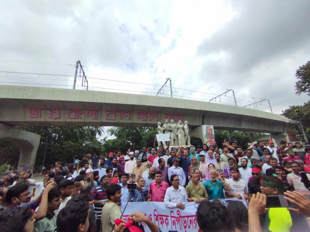 ঢাবির ব্যবসা অনুষদের শিক্ষক-শিক্ষার্থীদের বিক্ষোভ