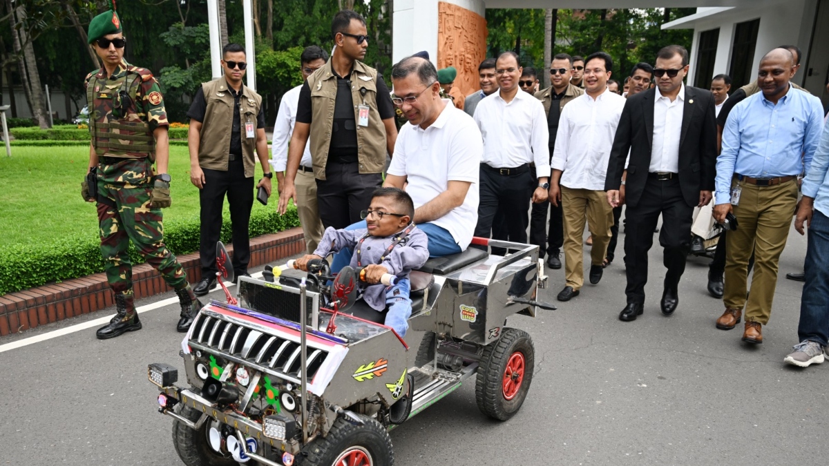 প্রতিবন্ধকতা জয় করা ওয়াকিমুলের বানানো ‘স্মার্ট কারে’ চড়লেন প্রধানমন্ত্রী