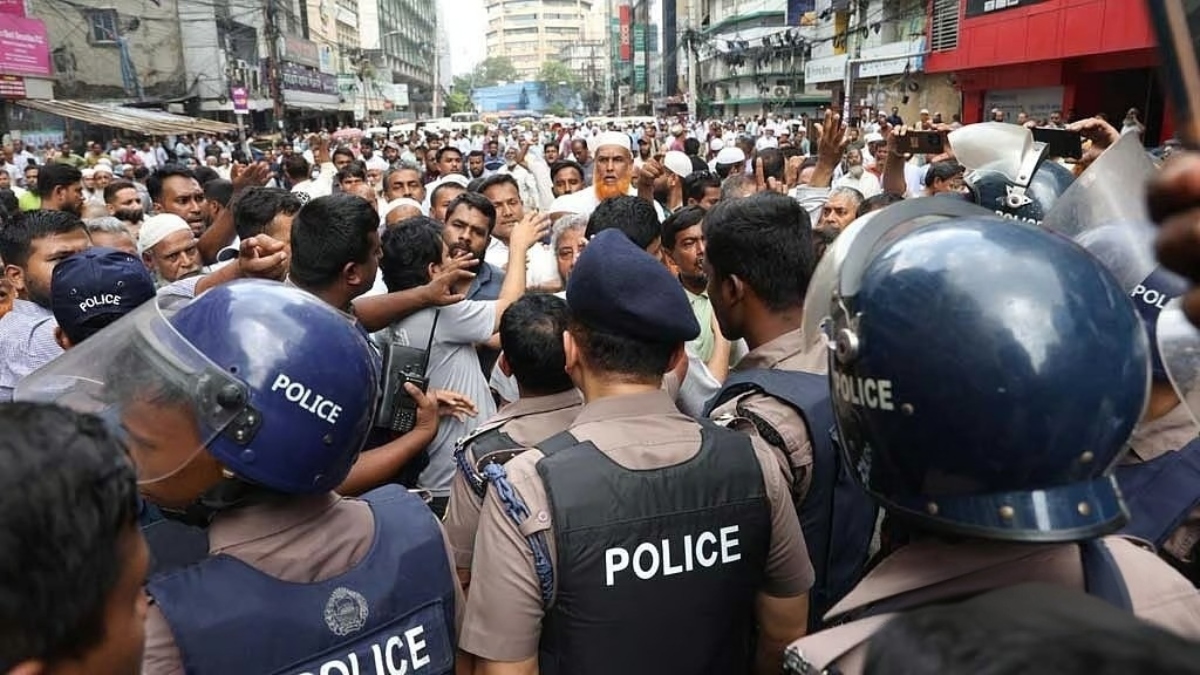 ইসলামী ব্যাংকের চেয়ারম্যানের বিরুদ্ধে মানববন্ধন, পুলিশের টিয়ারশেল-জলকামান