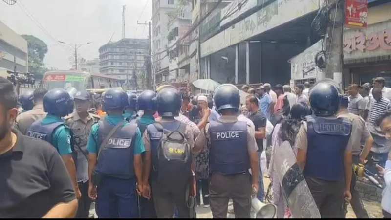 একীভূত হওয়া ৫ ব্যাংকের আমানতকারীদের বিক্ষোভ, আল্টিমেটাম