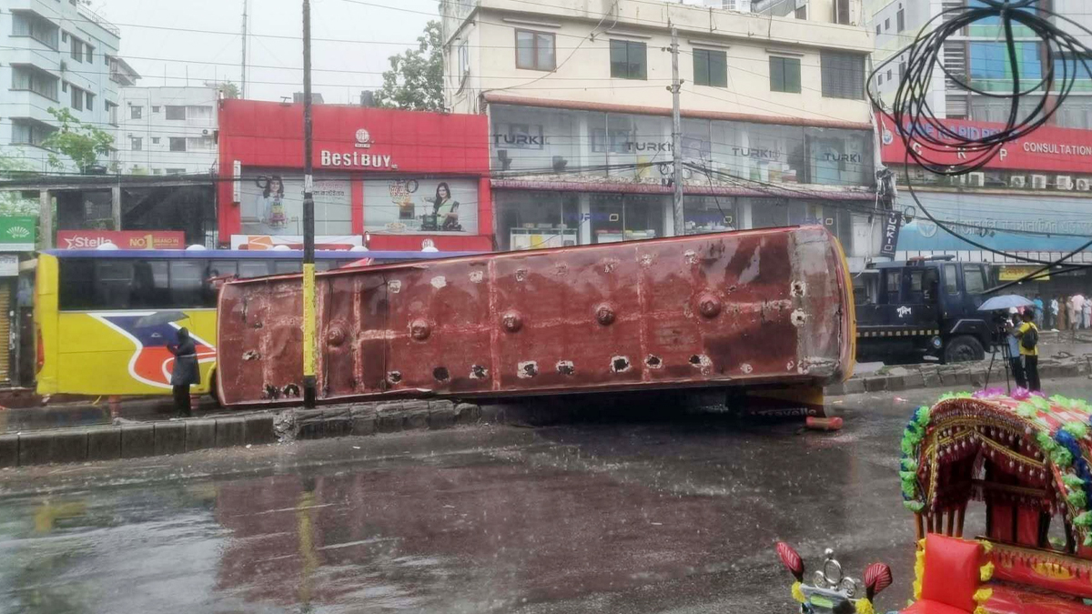 নর্দায় বাসের ধাক্কায় আরেক বাসের যাত্রী নিহত