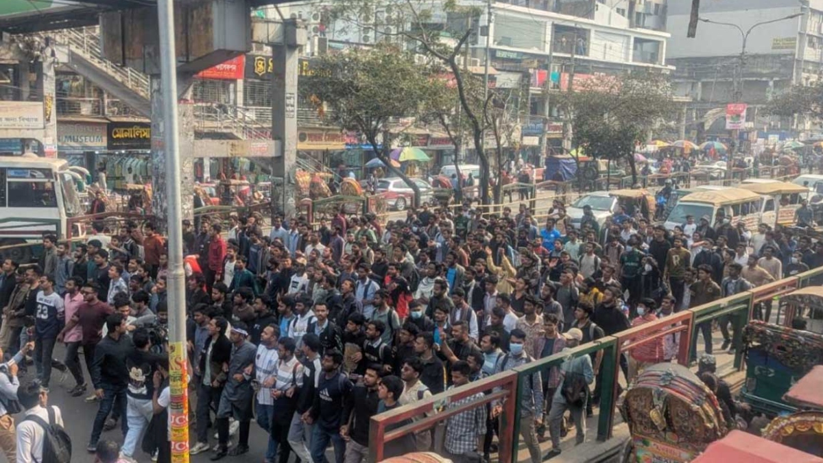 ঢাকা সেন্ট্রাল ইউনিভার্সিটির অধ্যাদেশ জারির দাবিতে সায়েন্সল্যাব অবরোধ