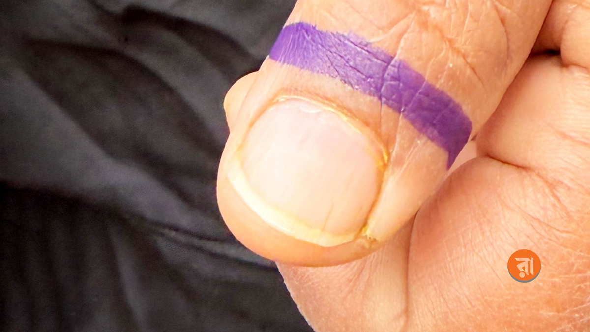 রাজধানীতে চাপ কম, ঢাকার বাইরে ভোটারের সারি