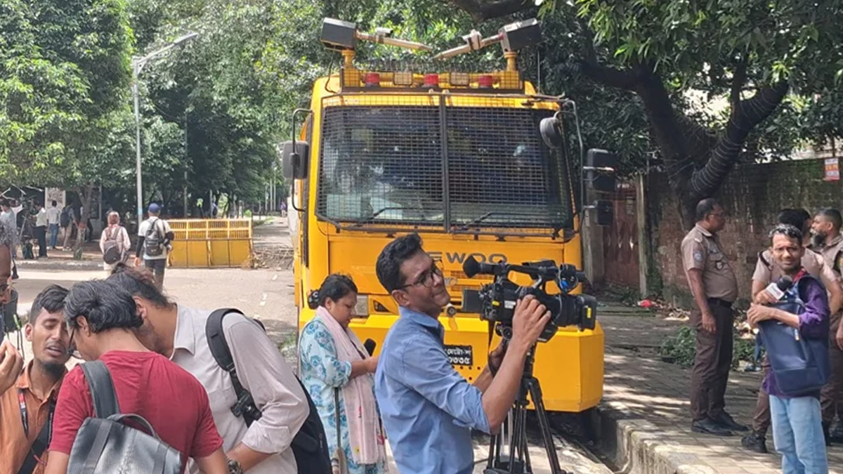 ধানমন্ডি ৩২ নম্বরে নিরাপত্তা জোরদার, আটক ৪