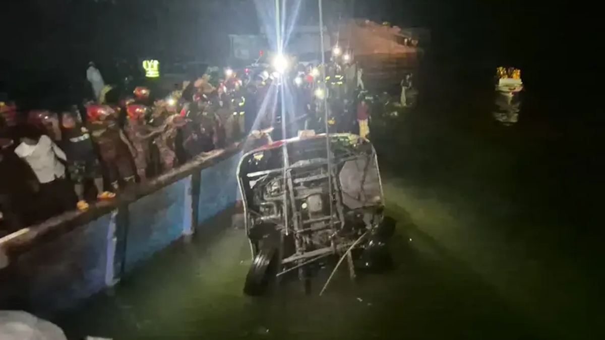 ফেরি ঘাটে ডুবে যাওয়া বাস তুলে আনছে উদ্ধারকারী ‘হামজা’