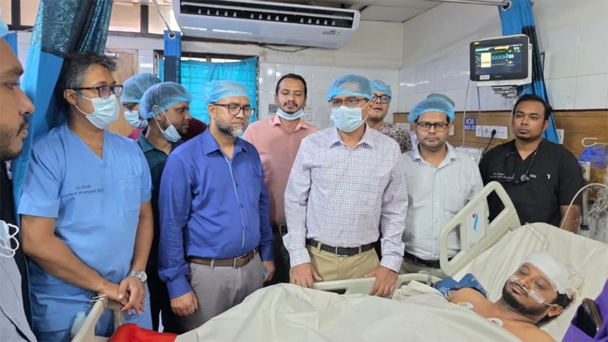 হামলায় আহত ডা. নাসিরকে দেখতে প্রধানমন্ত্রীর সহকারী ব্যক্তিগত চিকিৎসক ঢামেকে