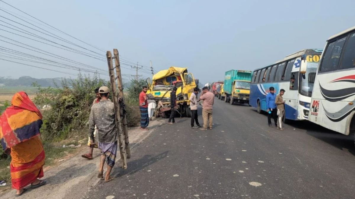 ফরিদপুরে বাস-ট্রাক মুখোমুখি সংঘর্ষে চালক ও হেলপার নিহত, আহত ১০