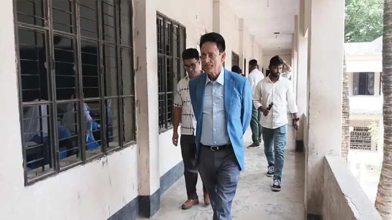 সিংগাইরে এসএসসি কেন্দ্র পরিদর্শনে শিক্ষামন্ত্রী, ২ পরিদর্শককে অব্যাহতি