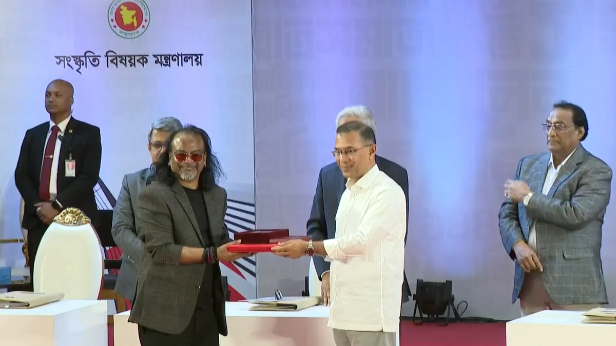 ব্যান্ডদল হিসেবে প্রথম একুশে পদক পেল ওয়ারফেজ