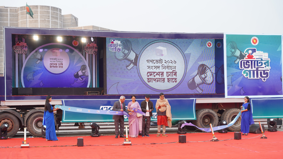 যাত্রা শুরু করল ভোটের গাড়ি ‘সুপার ক‍্যারাভান’