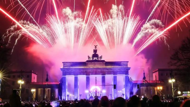 বিশ্বজুড়ে নানা আয়োজনে খ্রিষ্টীয় নববর্ষ বরণ