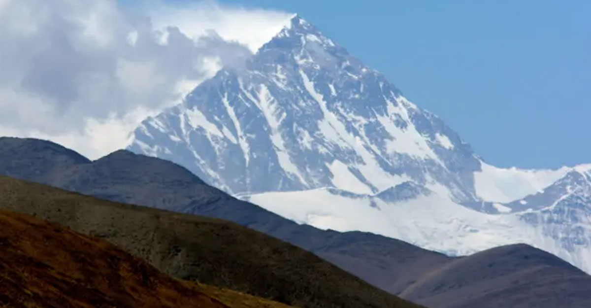 মাউন্ট এভারেস্টকে ঠেলে ওপরে তুলে দিচ্ছে যে নদী