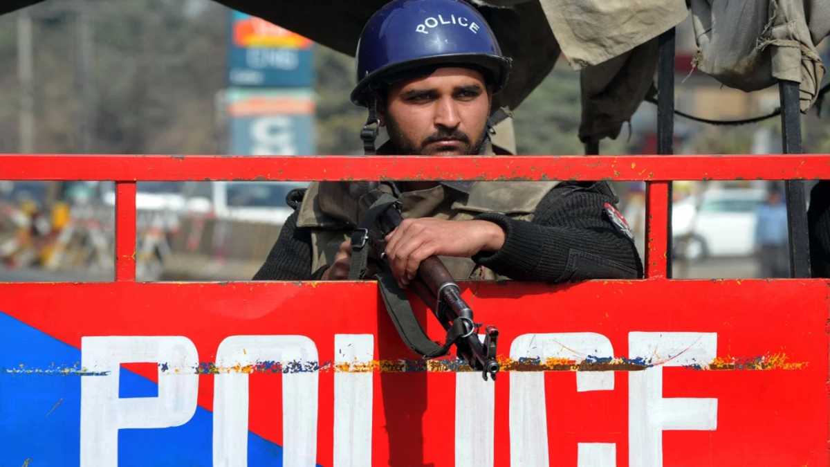 টহলরত ভ্যানে বিস্ফোরণ: পাকিস্তানে প্রাণ হারালেন ৭ পুলিশ