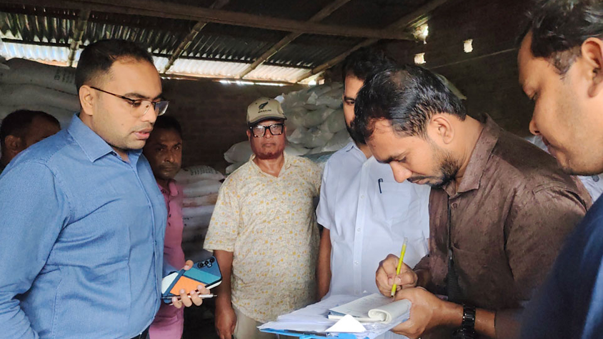 ২৭১ বস্তা সারের অবৈধ মজুত, জব্দ করে ন্যায্যমূল্যে বিক্রি