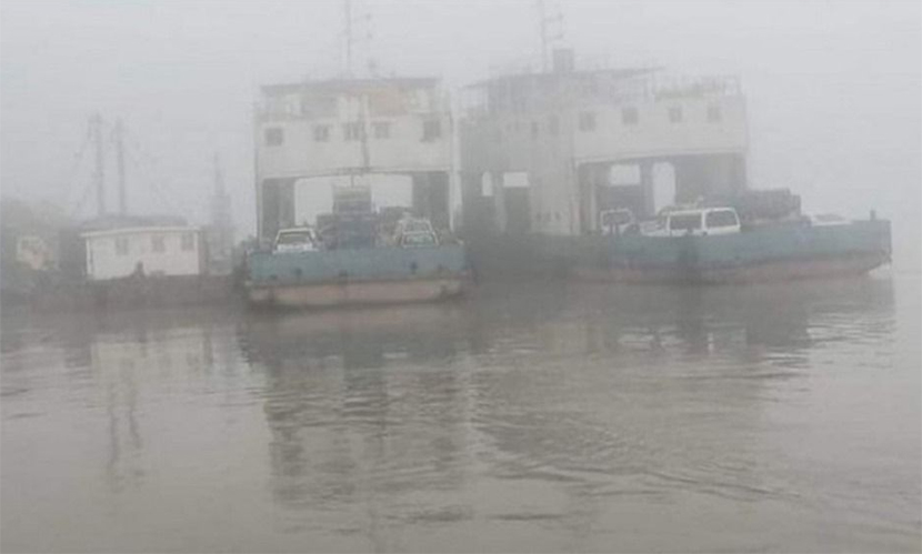 ঘন কুয়াশয় ৩ নৌ রুট বন্ধ, নদীতে আটকা ৪ ফেরি