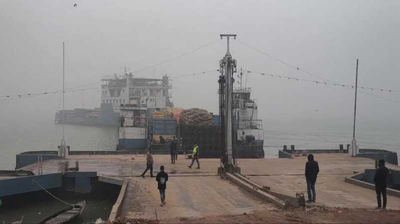 দৌলতদিয়া-পাটুরিয়া নৌরুটে ফেরি চলাচল বন্ধ