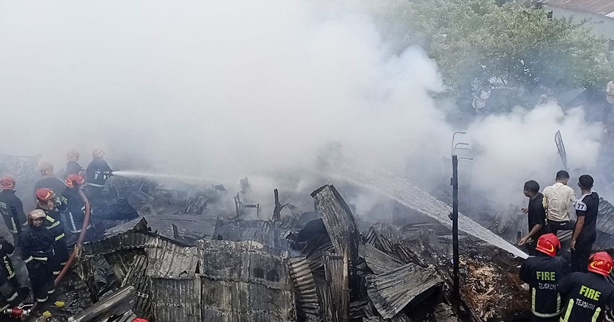 আধা ঘণ্টায় নিয়ন্ত্রণে মহাখালীর সাততলা বস্তির আগুন