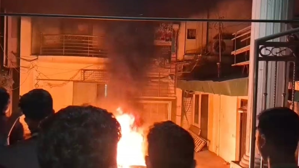 চট্টগ্রামে ভারতীয় দূতাবাসের সামনে বিক্ষোভ, নওফেলের বাড়িতে আগুন