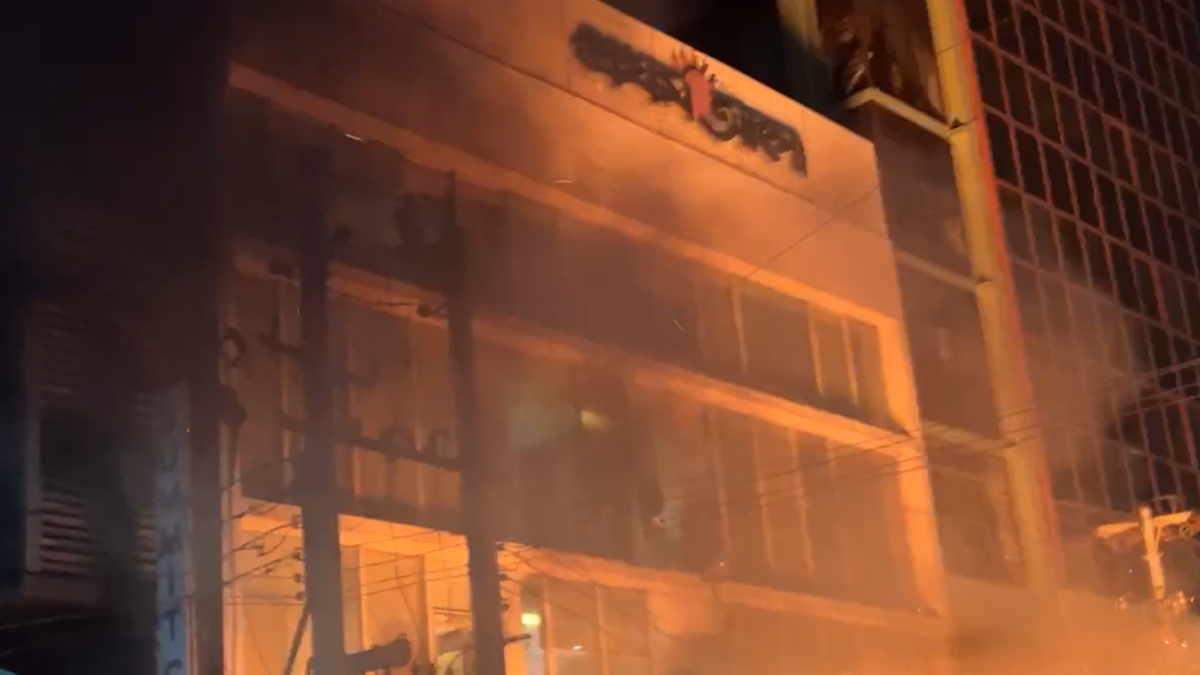 প্রথম আলো-ডেইলি স্টারে হামলা, আগুন