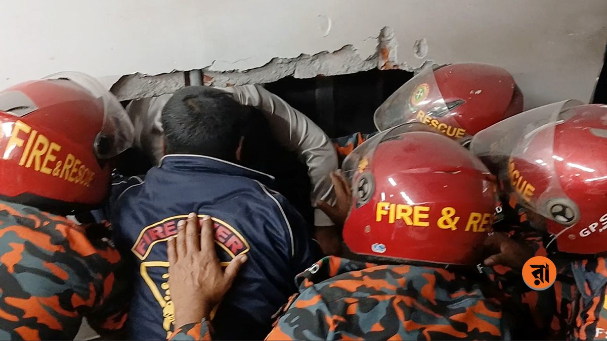 লিফট বিকল, ভবনের দেয়াল ভেঙে বর উদ্ধার