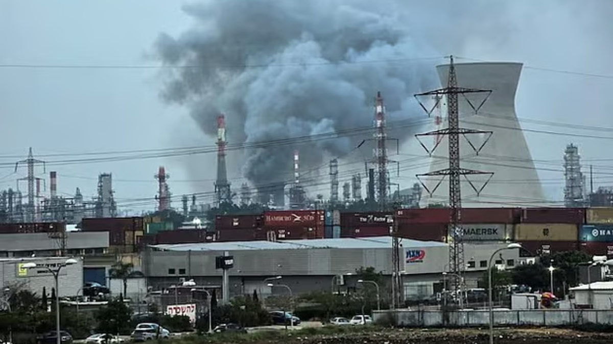 ইরানের ক্ষেপণাস্ত্র হামলায় ইসরায়েলের তেল শোধনাগারে আগুন