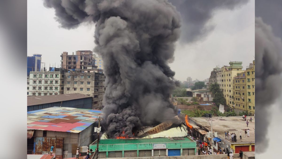 রাজধানীতে লাইটার কারখানায় আগুন, নিয়ন্ত্রণে ৭ ইউনিট