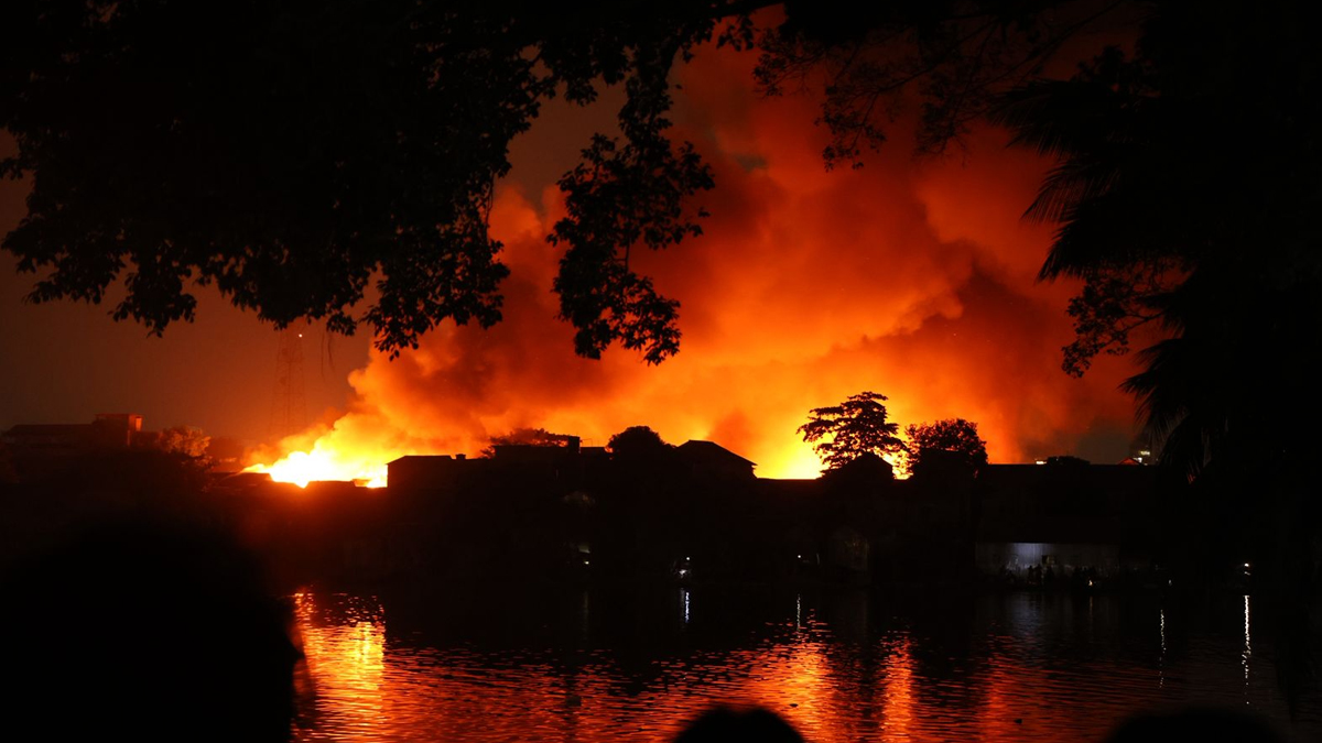 কড়াইল বস্তির আগুন নিয়ন্ত্রণে, বাসিন্দারা খোলা আকাশের নিচে