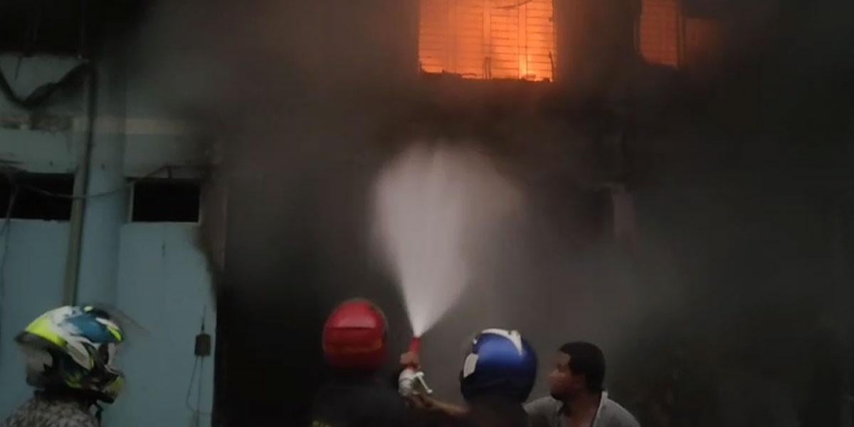 লালবাগে প্লাস্টিক কারখানায় আগুন, নিয়ন্ত্রণে ১১ ইউনিট