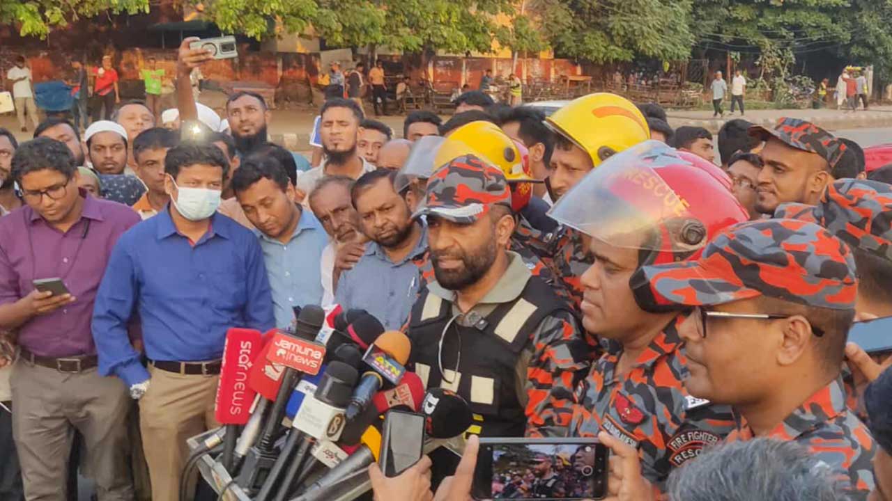 সাড়ে ২৬ ঘণ্টা পর পুরোপুরি নিভল কার্গো ভিলেজের আগুন