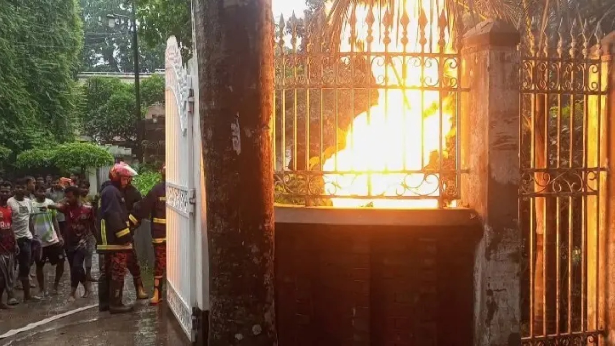 বজ্রপাতে বিদ্যুৎমন্ত্রীর বাসায় আগুন, ফায়ার সার্ভিসের চেষ্টায় নিয়ন্ত্রণে