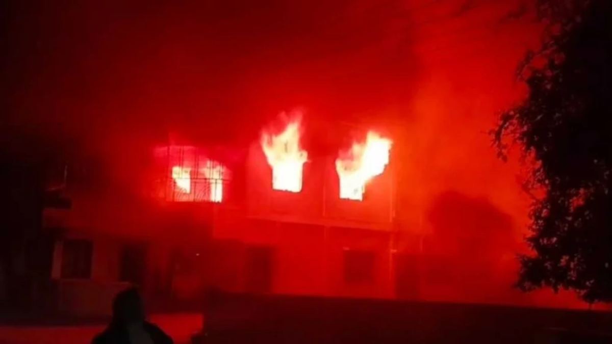 সাবেক প্রতিমন্ত্রী ও মেয়রের বাড়িতে আগুন