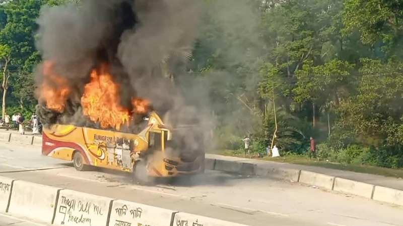 চলন্ত বাসে আগুন, অল্পের জন্য রক্ষা পেলেন যাত্রীরা