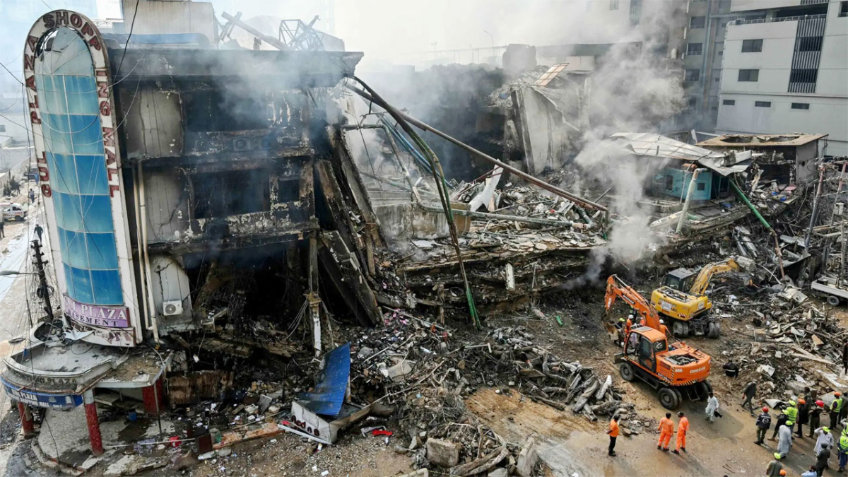 করাচির বাণিজ্যিক কেন্দ্রে অগ্নিকাণ্ড, নিহত ৬১