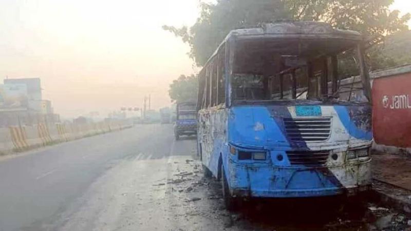 পার্কিংয়ে থাকা মিনিবাসে আগুন