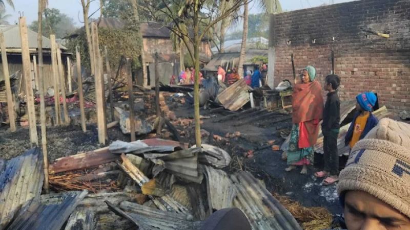 বসতবাড়িতে আগুন, প্রাণ গেল মা-মেয়ের