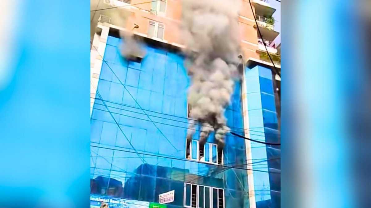 চট্টগ্রামে বহুতল মার্কেটে আগুন, ২ জনের মৃত্যু